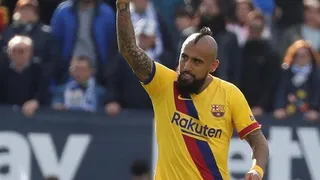 Arturo Vidal fue apuntado como el “salvador” en “otro partido mediocre” de Barcelona