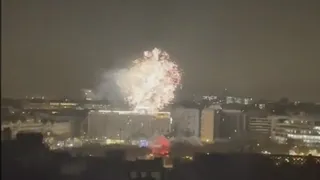 Hinchas de PSG lanzaron fuegos artificiales en el hotel de FC Barcelona