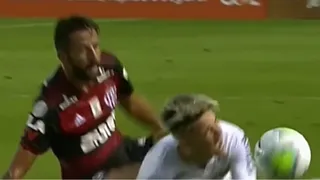 La dura entrada de Mauricio Isla contra Yeferson Soteldo que le significó amonestación