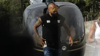 Arturo Vidal abandonó también en helicóptero el Monumental tras el título de Rodelindo Román