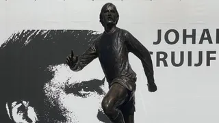 ¡Financiada por los hinchas! Inauguraron estatua en honor a Johan Cruyff en el estadio de Ajax