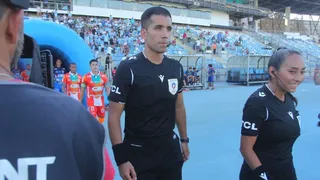 Rodrigo Carvajal: El encargado del VAR que no avisó un posible penal para U. Española ante U. de Chile