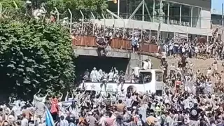 La impactante caída de un fanático desde un puente mientras pasaba el bus de Argentina