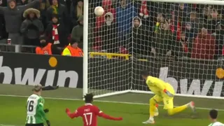 Antony dejó parado a Claudio Bravo con zurdazo para Manchester United ante Betis