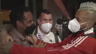 ¡Emotivo! Jean Beausejour y Mauricio Pinilla recibieron a La Roja en su llegada a Río de Janeiro