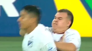 ¡Lamentable! Hincha entró a la cancha y agredió a un jugador rival