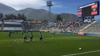 Hinchas de la UC llegaron a San Carlos de Apoquindo para alentar de cara al clásico