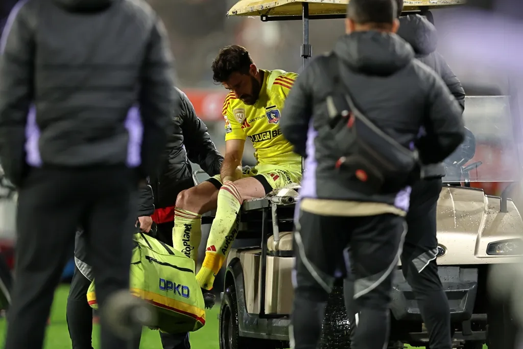 De Paul saliendo en camilla / ©Photosport.
