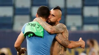 Arturo Vidal valoró su reencuentro con su “hermano” Luis Suárez: “Eso sí, igual fue foul”