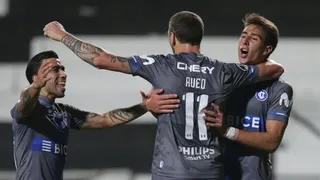 Luciano Aued de penal anotó el gol del triunfo para la UC ante River Plate de Uruguay