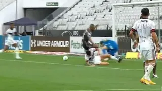 La precisa asistencia de Mauricio Isla en el contundente triunfo de Flamengo sobre Corinthians