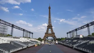 La Torre Eiffel y su cancha de vóleibol playa de PARÍS 2024 está a la espera de los primos Grimalt