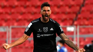 Joaquín Larrivey no perdonó y con un penal marcó el tercero de la U ante Santiago Wanderers