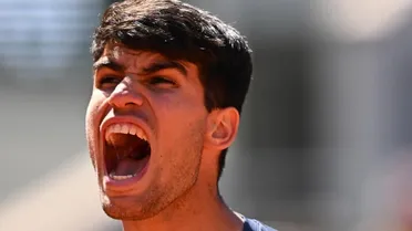 Alcaraz le dio una “hostil” bienvenida a Sinner al número uno del mundo en Roland Garros