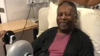 Pelé demostró su mejoría pedaleando en el hospital