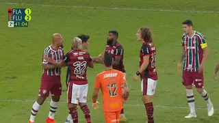 Arturo Vidal intentó calmar a Felipe Melo en la trifulca final de Flamengo y Fluminense