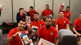 Jugadores de la Roja recibieron consolas de videojuegos de regalo por el Día del Padre