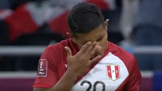 ¡La más clara! El vertical impidió el gol de Edison Flores ante Australia