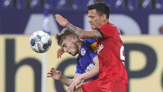 Leverkusen de Charles Aránguiz salvó un empate contra Schalke 04 e ingresó a zona de Champions