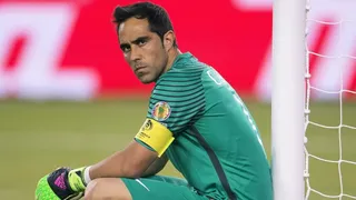 ¿Votó por sí mismo? Claudio Bravo reaccionó a encuesta de históricos arqueros de Copa América