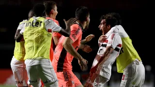 Sao Paulo doblegó a Atlético Mineiro de Eduardo Vargas y se escapó en la cima del Brasileirao