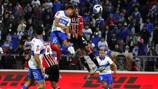 Gonzalo Tapia luchó y Diego Valencia con gran cabezazo recortó distancia ante Sao Paulo