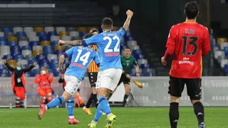 Napoli venció con un jugador menos a Benevento y alcanzó el sexto puesto en la Serie A