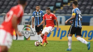 César Pinares le ganó el duelo de chilenos a Carlos Palacios en el clásico gaúcho entre Gremio e Inter