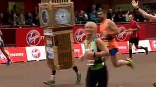 Maratonista disfrazado de Big Ben sufrió un chascarro frente a la meta que dio vuelta al mundo