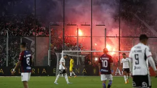 Informe de la Conmebol consignó bengalas, invasión y peleas en el Colo Colo-Monagas