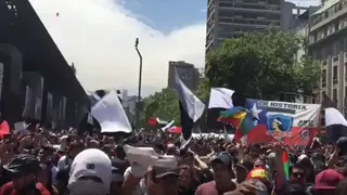 Barristas de Colo Colo se unieron a la marcha por la Alameda