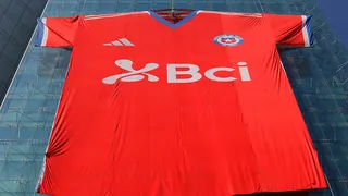 Camiseta gigante de la selección chilena sobrevolará Santiago