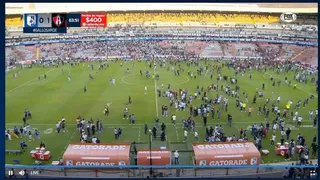 La increíble batalla campal entre hinchas de Querétaro y Atlas en México