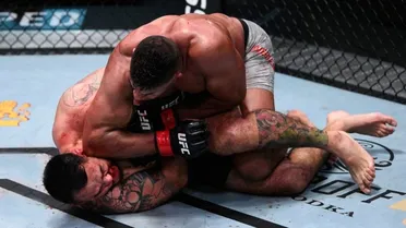 El brutal nocaut con el que Alistair Overeem superó a Augusto Sakai en la UFC Fight Night