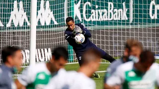 “Se hizo grande en el tramo final”: Prensa hispana elogió a Bravo tras triunfo de Real Betis