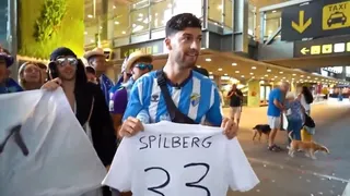 “Ironía”: Hinchas de Málaga recibieron a turistas en aeropuerto ante falta de refuerzos de su club