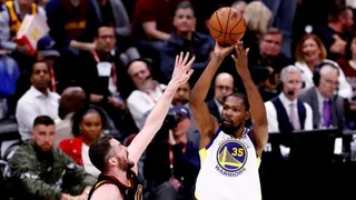 El increíble triple de Kevin Durant en la tercera final de Golden State y Cleveland