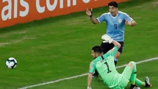 ¿Mano de Arias? El insólito reclamo de Luis Suárez contra el arquero de la Roja