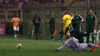 ¡Otra vez perdió el control! Felipe Melo cometió una falta sin balón y encendió duelo del Brasileirao