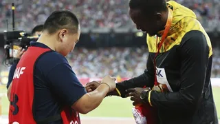 Usain Bolt recibió regalo de camarógrafo que lo atropelló