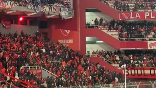 VIDEOS: Los graves proyectiles de hinchas de U de Chile a fanáticos de Independiente