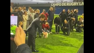 ¡Qué dolor! Alcalde de Madrid le pegó un pelotazo a un fotógrafo en inauguración de cancha