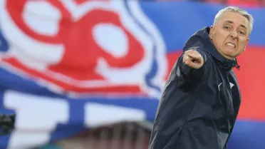 “Construyó su tumba”: El vulgar gesto de un ex DT de la UC que indignó a Ecuador