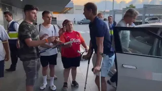 Rafael Nadal fue captado en muletas dos días después de conquistar Roland Garros