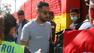 Mauricio Isla fue recibido con insultos por hinchas de la U en el Estadio Santa Laura