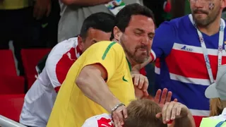 Hinchas serbios y brasileños se enfrascaron a golpes durante un partido del Mundial