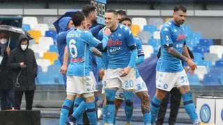 Erick Pulgar fue parte de humillante goleada sufrida por Fiorentina ante Napoli