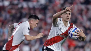 Pablo Solari fue el héroe de River Plate con dos goles en remontada sobre Inter de Charles Aránguiz