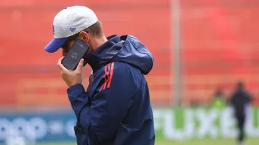 Inminente adiós de Michael Clark en la U: El inesperado nombre que asoma para tomar el control de Azul Azul