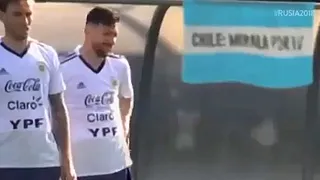 “Chile mírala por TV”: La molesta pancarta que apareció en la práctica de Argentina